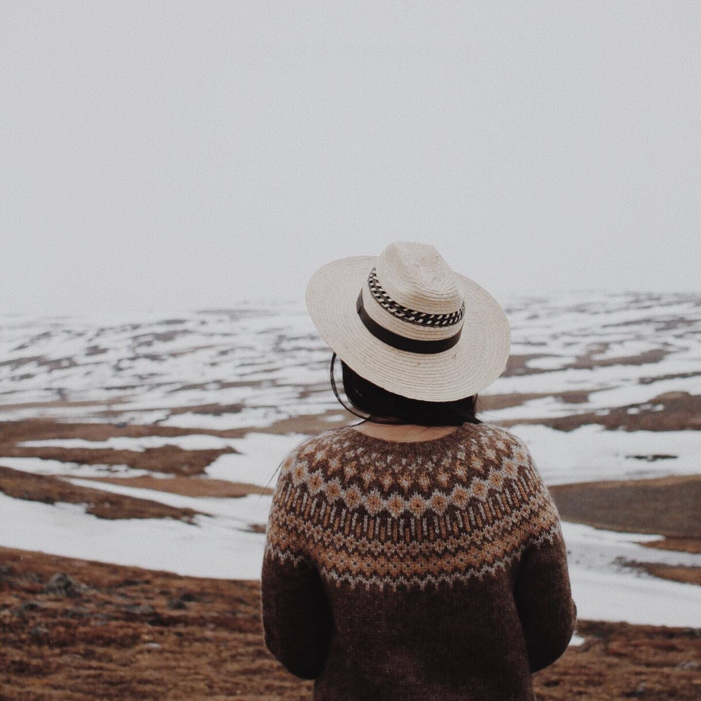 June in the arctic. 🍂
Little announcement: I’ll be taking over @lovecraftscom for #indiejune! Join me at 10 am EST tomorrow for some knitting, designing and behind the scenes. See you then! 🌙
#thepetiteknitter #lopapeysa #tundrajumper #lopi #lett