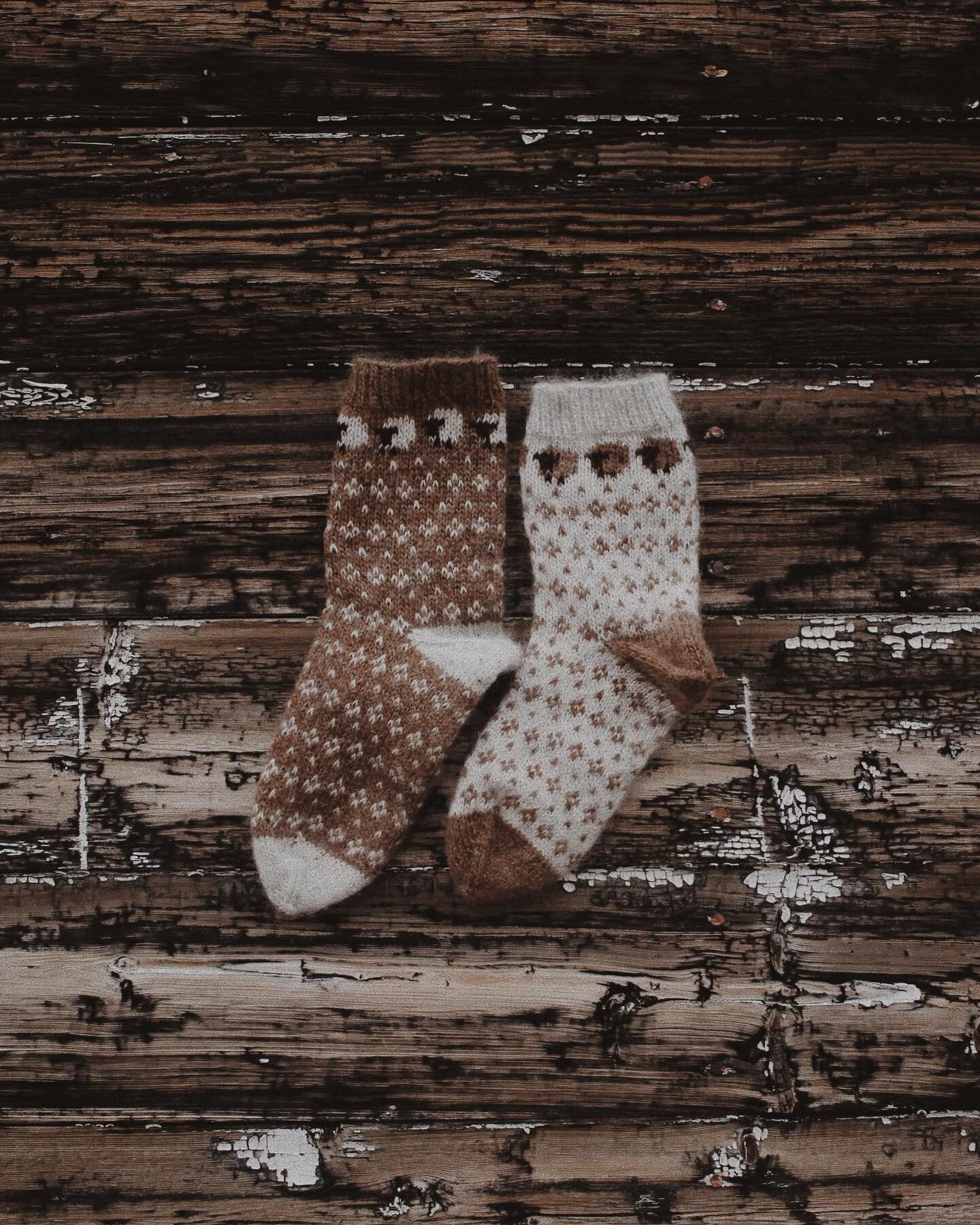 🐏🧦☁️ the ovis socks is this season&rsquo;s favourite design among you folks! Thank you for all the love. Ovis is knitted with @istexlopi einband and @ritualdyes mohair for the perfect woollen and fluffy socks. 
Pattern is available in english and 